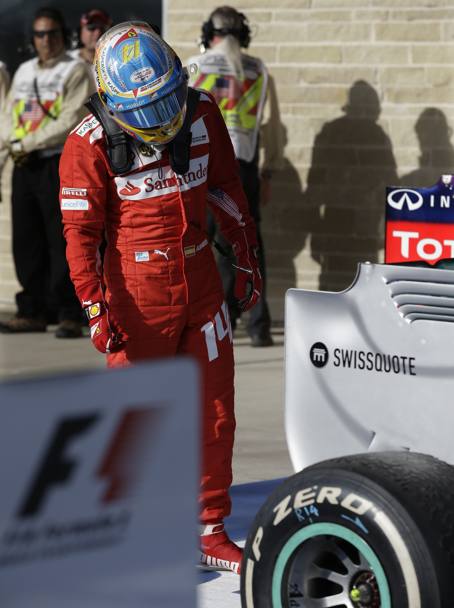 Fernando Alonso sesto con la Ferrari: allo spagnolo non resta che studiare da vicino le super Mercedes. Ap